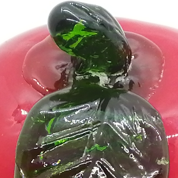 Art glass apple paperweight - Picture 12 of 13